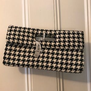 Gap clutch with houndstooth pattern